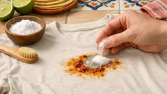 Cómo quitar manchas de grasa en la ropa sin arruinar la tela (con detergente de platos)