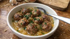 Albóndigas al vino blanco: doraditas y suaves en salsa de cebolla (paso a paso)