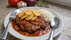 Bistec a la olla: guiso de res con jitomate y cebolla, tierno y jugosito