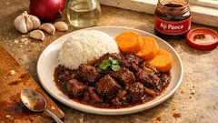 Adobo de carne estilo peruano con ají panca: guiso suave para servir con arroz y camote