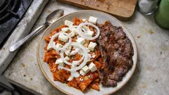 Chilaquiles rojos con cecina: salsa asada y totopos crujientes al momento