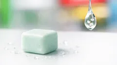 Masticar chicle podría soltarte microplásticos: lo que dice un estudio y cómo reducirlos