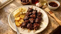 Anticuchos peruanos de corazón: adobo de ají panca y parrilla jugosa
