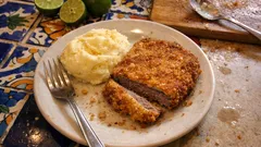 Milanesas de res al horno, doraditas y crujientes, con puré de papa cremoso