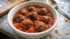 Albóndigas con tuco: doraditas y cocidas lento en salsa de jitomate espesa