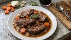 Colita de cuadril a la cacerola: estofado tierno con vino tinto y verduras