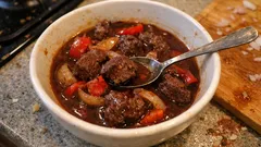 Carne a la olla con vino tinto: guiso suave y salsa intensa, paso a paso