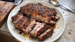 Costillar de cerdo a la chilena: jugoso por dentro y doradito por fuera (horno o parrilla)