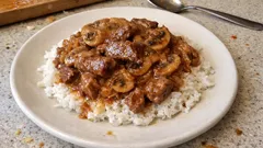 Strogonoff de lomito cremoso: sellado rápido y salsa con champiñones