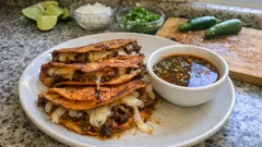 Quesabirrias en casa: tacos de birria con queso doradito y consomé para mojar