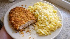 Milanesa de cerdo con fideos: empanizado crujiente con avena y toque de queso
