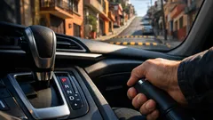 Posición P en automático: cómo usarla bien y evitar jalones al arrancar