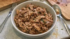 Bondiola desmenuzada bien jugosa: cocción lenta con miel, hierbas y un toque de canela