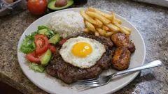 Lomo a lo pobre: cómo lograr bistec jugoso, papas crujientes y huevo estrellado