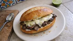 Sándwich Barros Luco: carne jugosa y queso derretido en 15 minutos