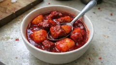 Así queda el puca picante ayacuchano: guiso rojo de cerdo con papas y ají panca