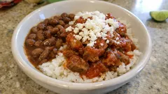 Morisqueta michoacana casera: arroz, frijoles caldositos y carne en salsa