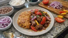 Tacu tacu con lomo saltado: arroz y frijoles doraditos, carne jugosa a fuego alto
