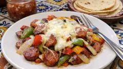 Alambre de salchicha en sartén: pimientos doraditos y queso bien fundido