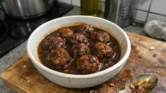 Albóndigas en salsa española: jugosas y con una salsa oscura que sabe a restaurante