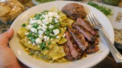 Chilaquiles verdes con arrachera: salsa sofrita y totopos crujientes al momento