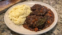 Asado de res en salsa de vino tinto con puré cremoso: cocción lenta que siempre queda suave