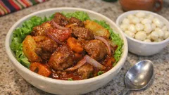 Adobo ayacuchano de cerdo: guiso peruano con ají panca y hierbabuena