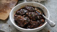 Carrilleras de cerdo al vino tinto estilo abuela: se deshacen y la salsa queda increíble