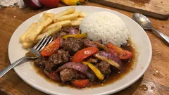 Lomito saltado de res jugoso: salteado rápido con sillao, jitomate y cebolla