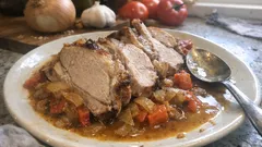 Carré de cerdo a la cacerola: jugoso, con vino blanco y verduras