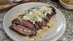 Matambre al roquefort: suave en caldo y doradito a la plancha, con queso gratinado