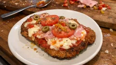 Pizzanesa napolitana: milanesa crujiente con salsa y mozzarella gratinada