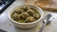 Albóndigas en salsa verde: dóralas primero y te quedan jugosas, con salsa ligera