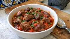 Estofado de malaya de res: guiso casero en una olla, suave y jugoso