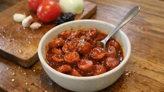 Salchichas enchipotladas: el guisado rápido con salsa de jitomate y chipotle que siempre rinde