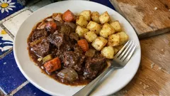 Carne a la cacerola con vino: guiso casero con salsa sabrosa y papas doraditas