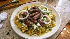 Chilaquiles verdes con bistec: salsa bien verde y totopos crujientes en minutos