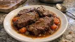 Plateada de res a la olla: queda suave y jugosa con un braseado lento en vino tinto