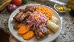 Frito piurano en casa: cerdo doradito con arroz al achiote y encebollado