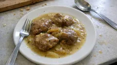 Carrilleras de cerdo en salsa de vino blanco: estofado lento y súper tierno