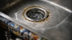 Por qué se tapan más los drenajes en departamento y cómo evitarlo sin gastar de más